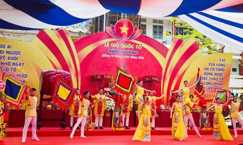 Sân khấu chương trình Giỗ tổ Hùng Vương