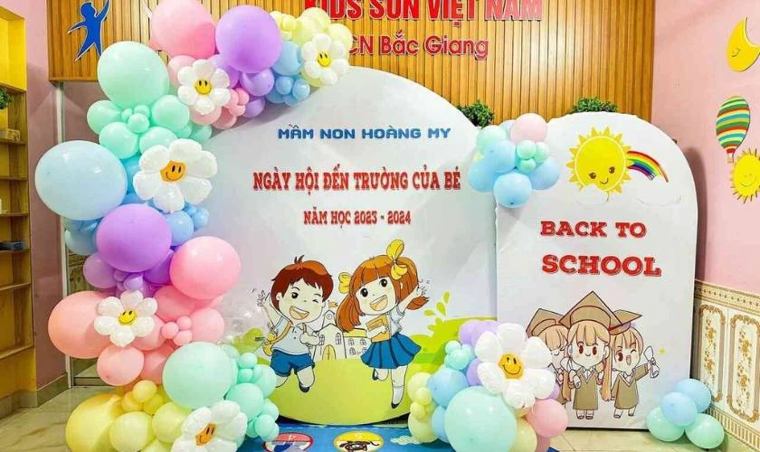 Thiết kế trường mầm non với hoa đẹp, ấn tượng tựu trường