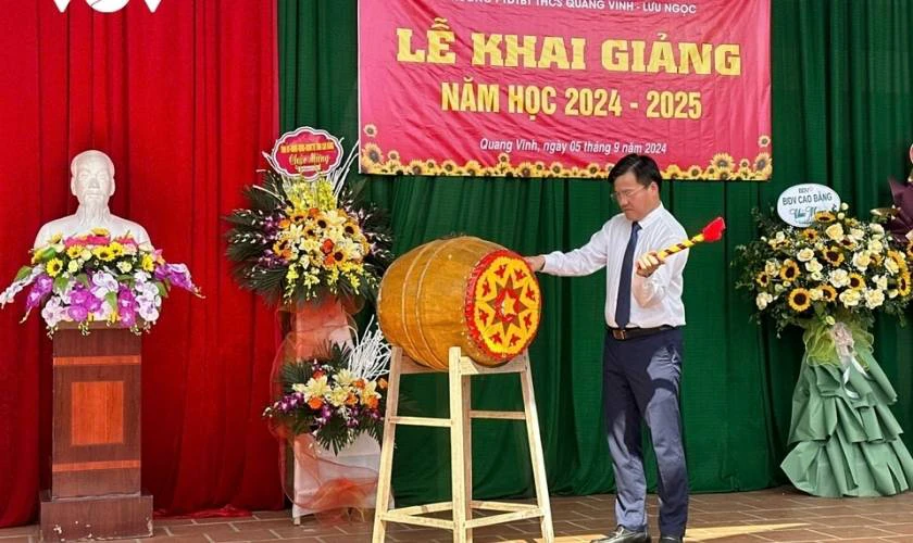 Trang trí khai giảng, tựu trường THCS độc đáo 2025