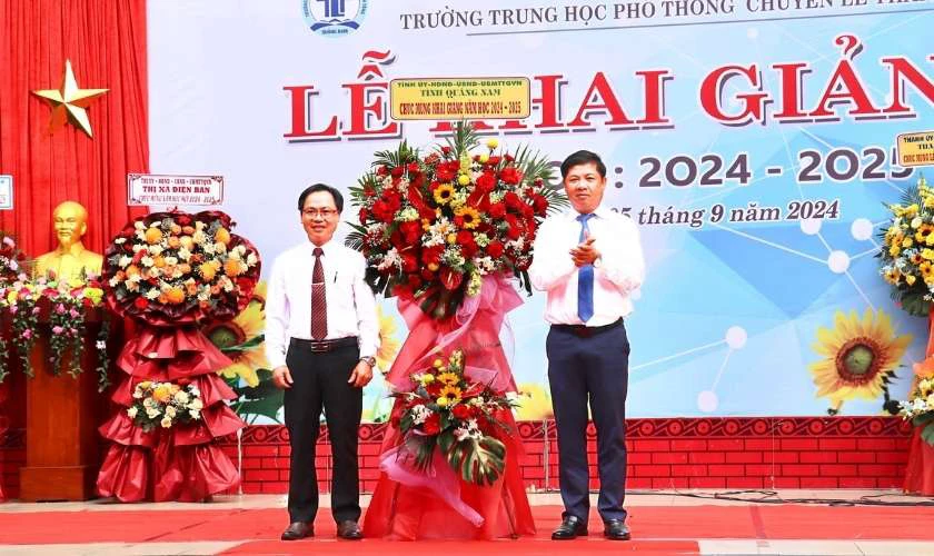 Trang trí khai giảng THPT hiện đại