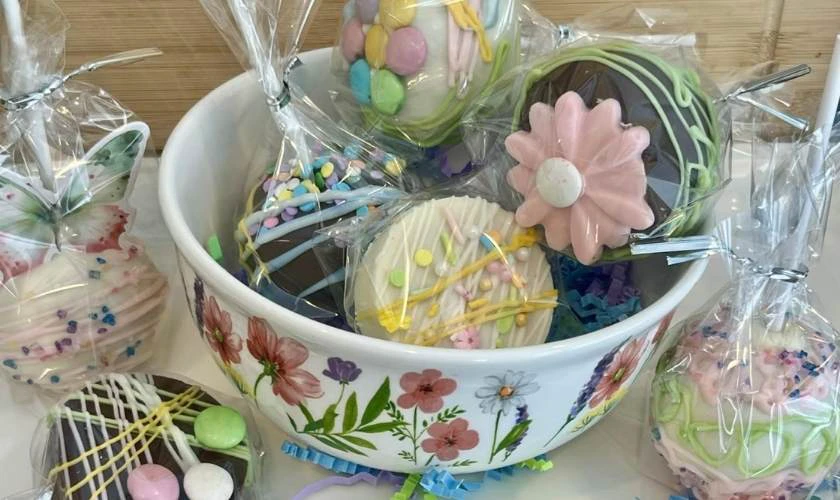 Trang trí Lễ Phục Sinh 2026 với khay bánh kẹo độc đáo