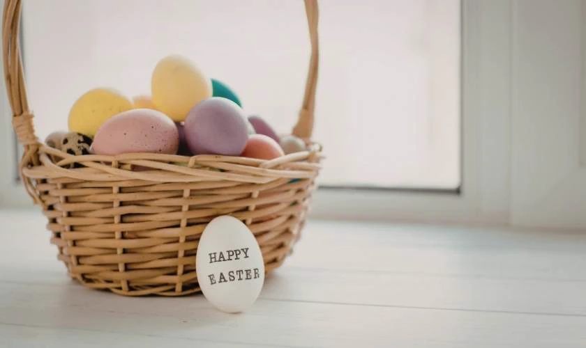 Trang trí Lễ Phục Sinh 2026 với giỏ trứng rực rỡ