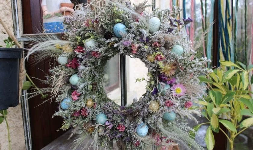 Decor Easter Day 2026 với với vòng hoa Phục sinh mộc mạc