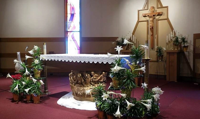 Mẫu trang trí Lễ Phục Sinh 2026 cho nhà thờ ấm áp