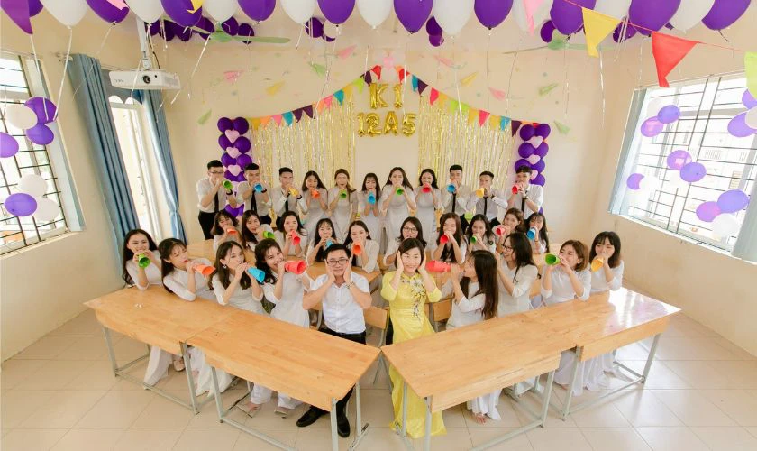 Trang trí lớp 8/3 bằng bong bóng