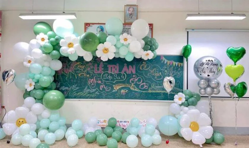 Trang trí lớp 8/3 bằng set phụ kiện trang trí