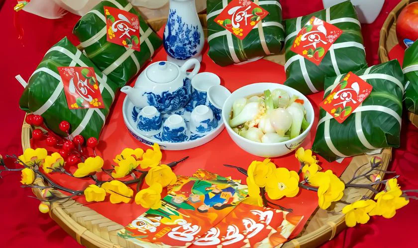 Trang trí mâm bánh chưng ngày Tết với giấy đỏ