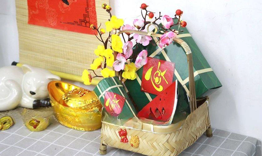 Trang trí với mô hình thỏi vàng và đồng tiền cổ