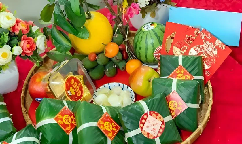 Trang trí mâm bánh chưng ngày Tết với trái cây