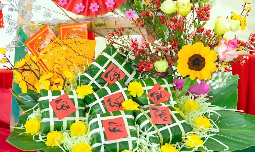 Trang trí mâm bánh chưng ngày Tết với hoa mai, hoa đào