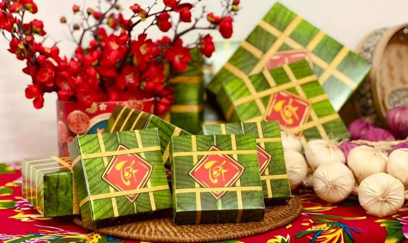 Trang trí mâm bánh chưng ngày Tết với dây hành tỏi