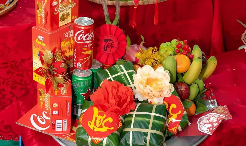 Trang trí mâm bánh chưng ngày Tết với tháp bánh kẹo, nước ngọt