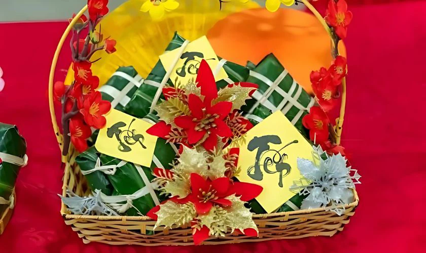 Trang trí mâm bánh chưng ngày Tết với giỏ mây tre