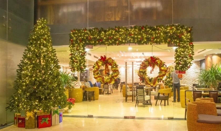 Trang trí Noel khách sạn bằng đèn LED màu sắc