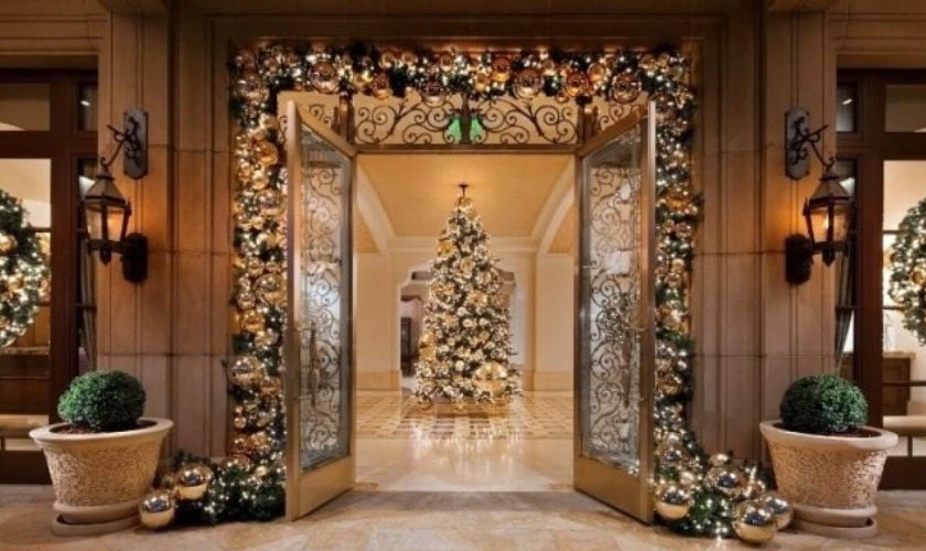 Trang trí Noel khách sạn bằng đèn LED trắng