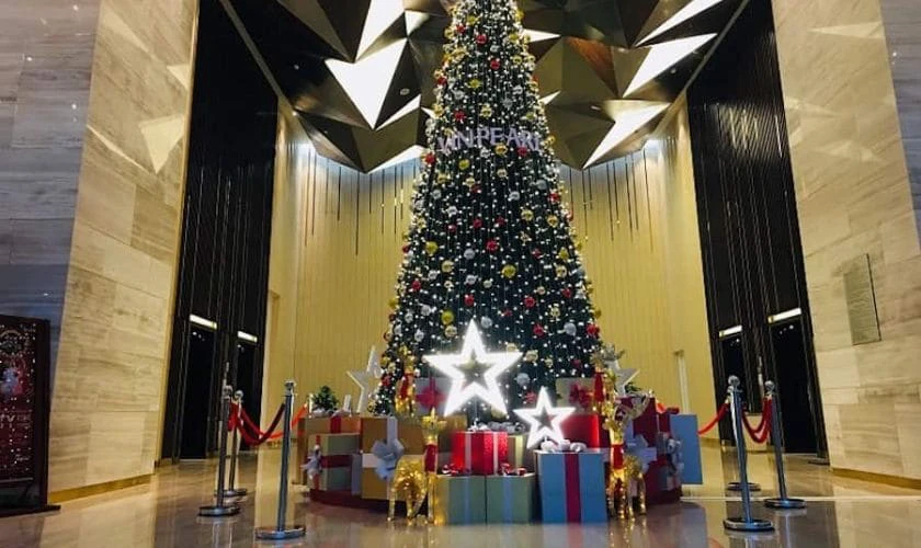 Trang trí giáng sinh khách sạn với hộp quà màu sắc