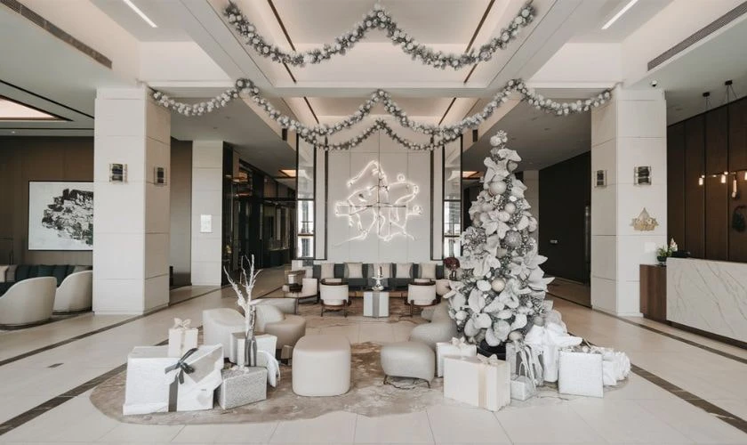 Trang trí giáng sinh khách sạn với hộp quà tone trắng