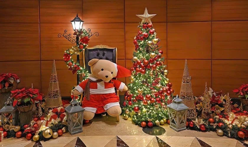 Trang trí giáng sinh khách sạn với ông già Noel