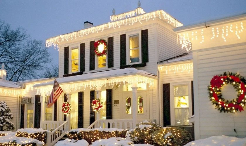 Trang trí Noel ngoài trời bằng đèn LED vàng