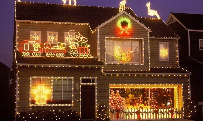 Trang trí Noel ngoài trời bằng đèn LED ấn tượng