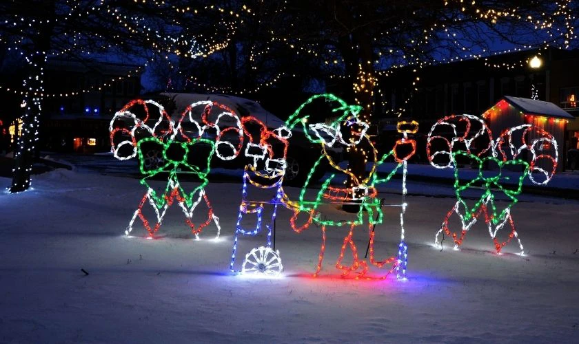 Trang trí Giáng sinh ngoài trời với đèn LED nhiều màu