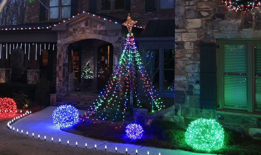 Trang trí Giáng sinh ngoài trời với ảnh cây thông