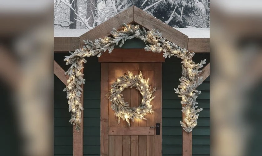 Trang trí Noel ngoài trời với vòng nguyệt quế