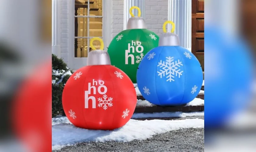 Trang trí Giáng sinh sân vườn với quả cầu tuyết