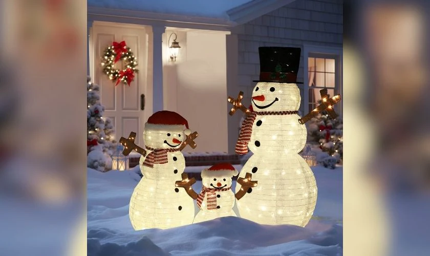 Trang trí Noel ngoài trời bằng người tuyết