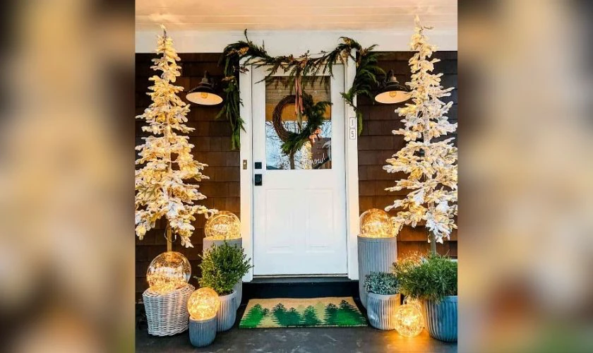 Trang trí Noel ngoài cửa với vòng nguyệt quế Giáng sinh