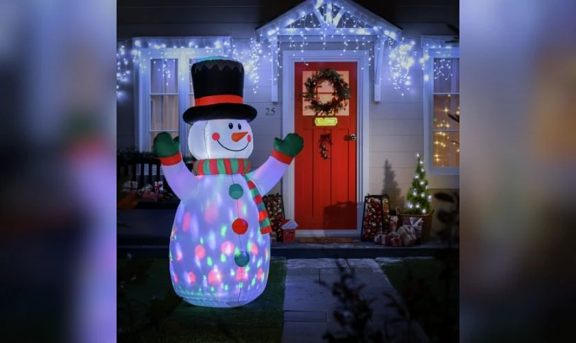 Trang trí Giáng sinh ngoài trời với người tuyết