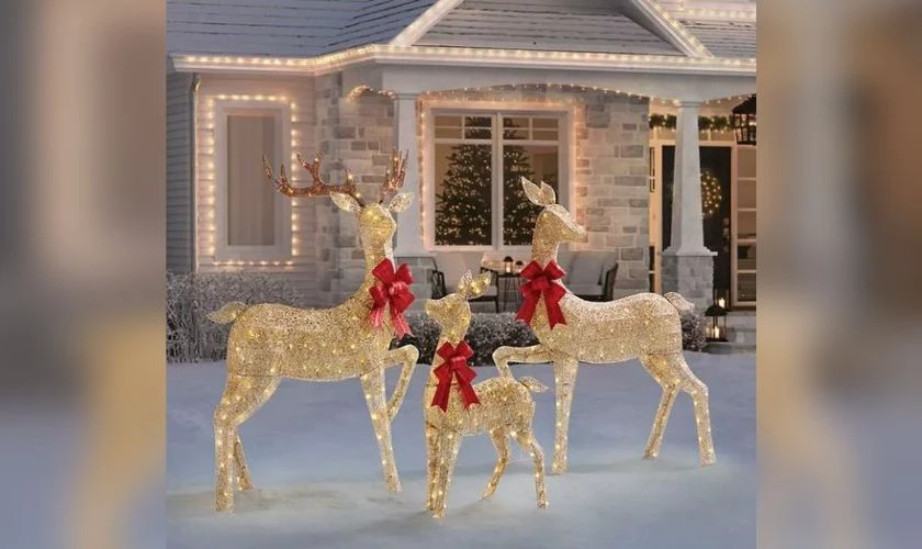 Trang trí Noel ngoài trời bằng mô hình tuần lộc