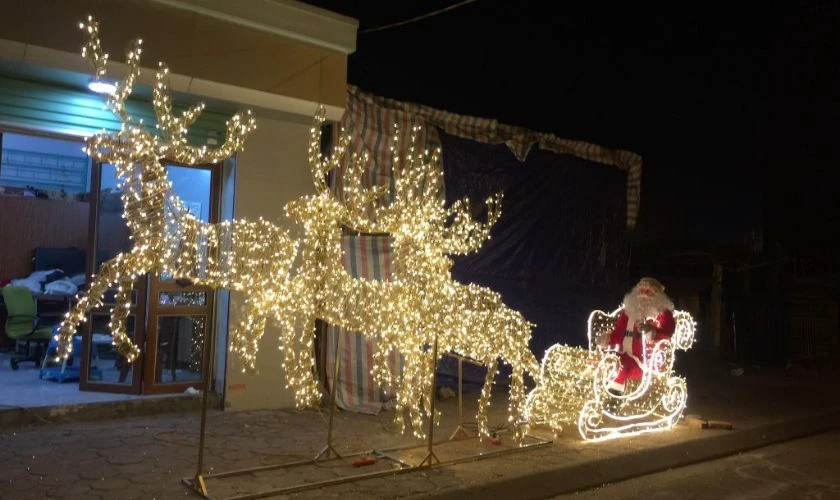 Trang trí Giáng sinh ngoài trời bằng mô hình tuần lộc