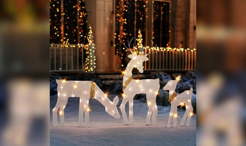 Trang trí Noel ngoài trời với mô hình tuần lộc