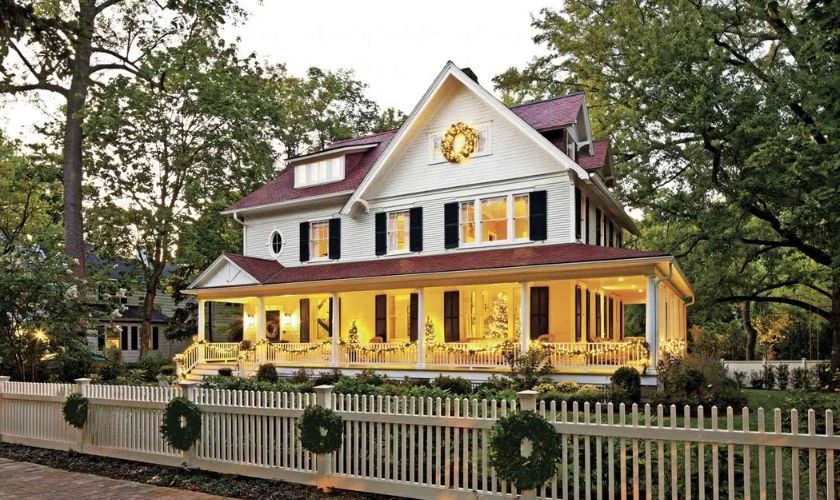 Trang trí Noel ngoài cổng rào với vòng nguyệt quế Giáng sinh