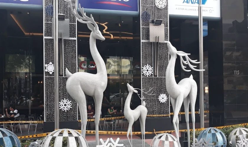 Trang trí Giáng sinh ngoài trời với ảnh tuần lộc