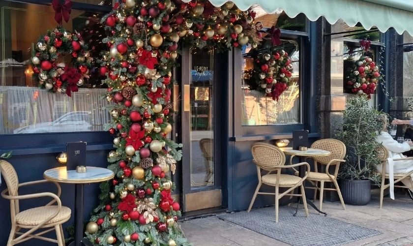 Kiểu trang trí Giáng sinh ngoài trời cho quán cafe