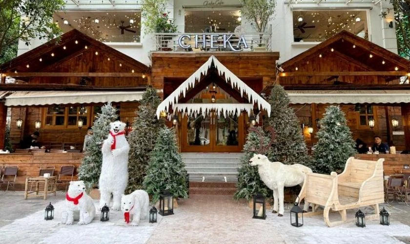 Mẫu trang trí Noel ngoài trời cho quán cafe