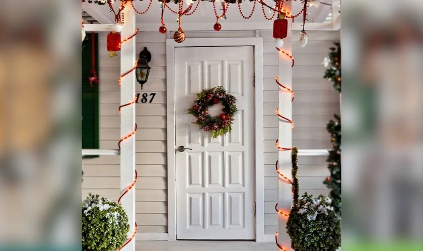 Trang trí Noel ngoài trời với vòng nguyệt quế Giáng sinh