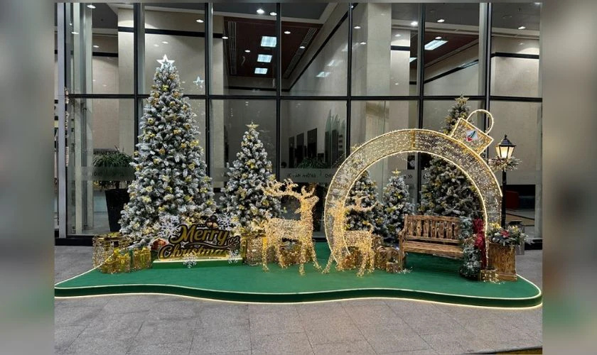 Ý tưởng trang trí Giáng sinh ngoài trời ở công ty