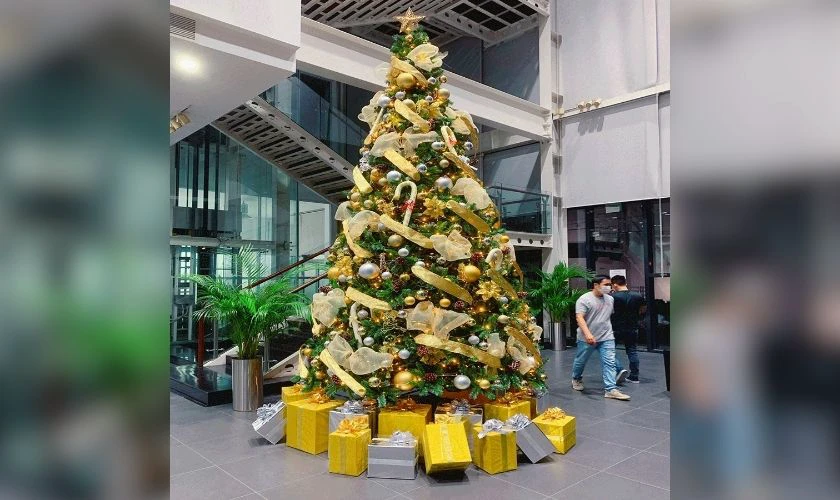 Mẫu trang trí Giáng sinh ngoài trời ở công ty