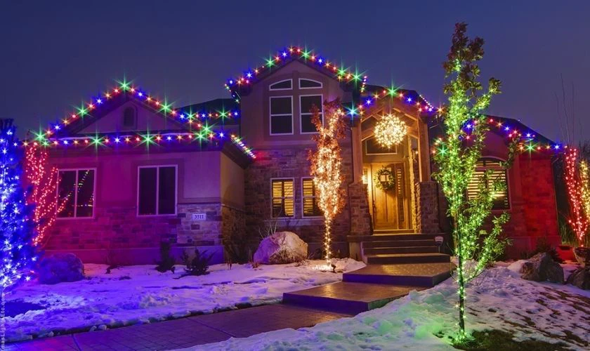 Trang trí Giáng sinh ngoài trời bằng đèn LED nhiều màu