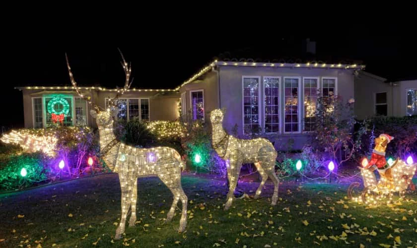 Trang trí Noel ngoài trời với tuần lộc đẹp