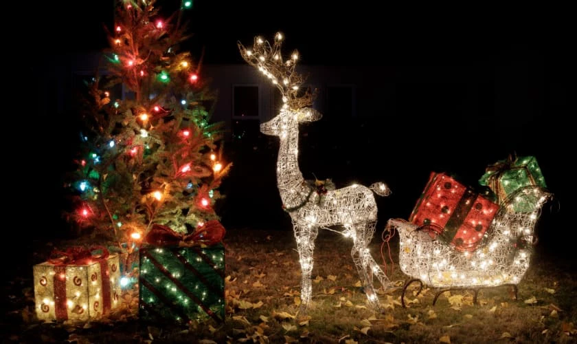 Trang trí Noel ngoài trời với tuần lộc đơn giản