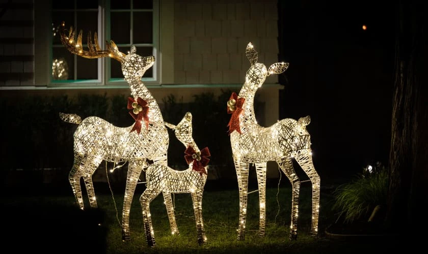 Trang trí Noel ngoài trời với tuần lộc tiết kiệm