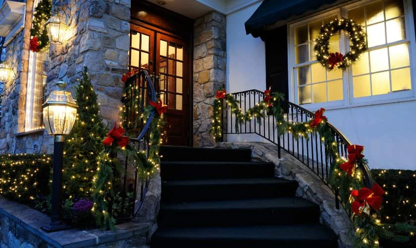 Trang trí Noel ngoài trời với dây trang trí đẹp