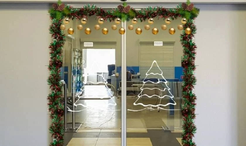 Trang trí Noel ngoài trời với dây trang trí hay