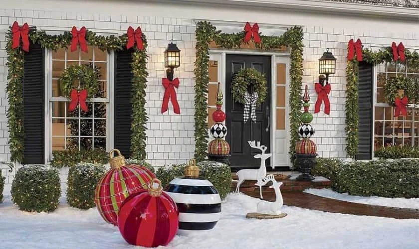Trang trí Giáng sinh ngoài trời với quả châu Noel