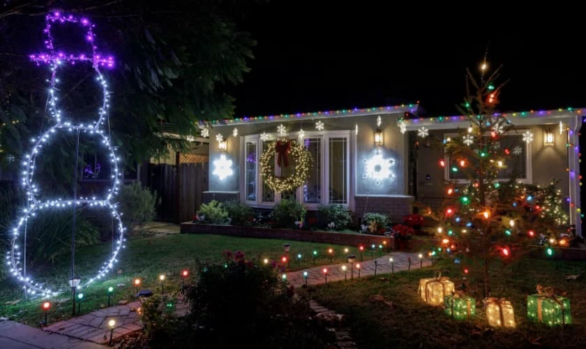 Trang trí Noel ngoài trời với đèn LED ấn tượng