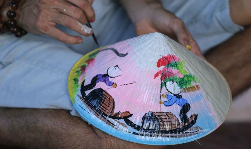 Vẽ hình chiếc thuyền trang trí nón lá